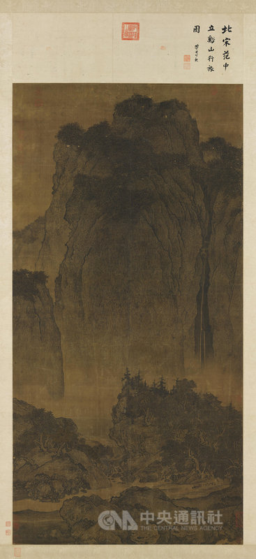 「鎮院國寶—范寬.郭熙.李唐」特展即日起在故宮博物院北部院區展出,范寬的「谿山行旅」以獨到觀察力,描繪旅人和驢隊於壯闊山中行走姿態,其簽款更如捉迷藏般,過了數百年才被發現。(故宮提供)中央社記者王寶兒傳真 110年10月6日