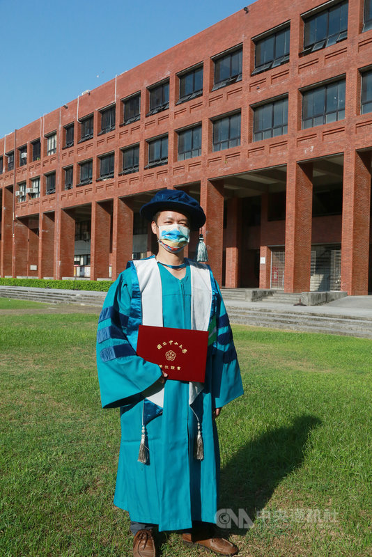 今年54歲的陳偉徵,曾於20歲時遭國立中山大學化學系退學,但他44歲重考入學,在完成大學、研究所學業後,再考進博士班,並於今年順利畢業,成為校園終身學習典範。(中山大學提供)中央社記者曾以寧傳真 110年10月6日