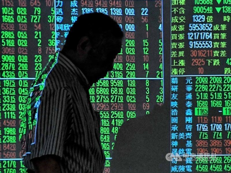 台股6日開高走低,高低點落差逾250點,終場下跌67.59點,收在16393.16點。(中央社檔案照片)