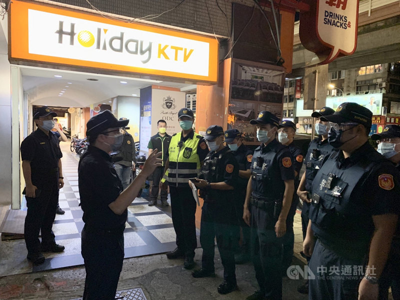 台北市政府宣布KTV等娛樂場所可復業,20家KTV經審查防疫作為後,6日晚間開始營業,台北市警察局出動百餘名警力針對KTV執行擴大臨檢,要求業者落實實聯制及遵守防疫指引。(警方提供)中央社記者劉建邦傳真 110年10月7日