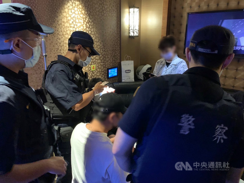 台北市政府宣布KTV等娛樂場所可復業,20家KTV經審查防疫作為後,6日晚間開始營業,市警局出動百餘名警力執行擴大臨檢,要求業者配合政府防疫政策,消費者遵守防疫規範,像包廂內除喝水及飲料外,全面禁食,歡唱時要戴口罩,維持社交距離等。(警方提供)中央社記者劉建邦傳真 110年10月7日