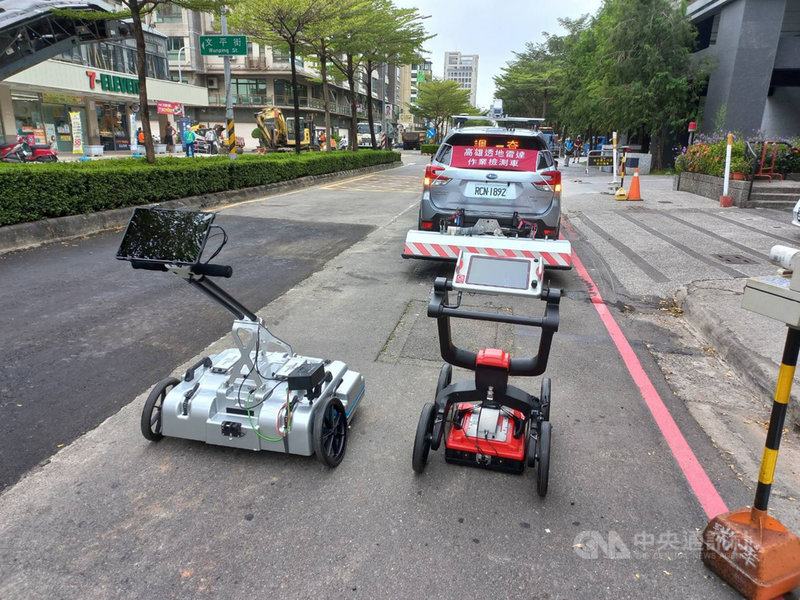 高雄市政府工務、水利局等局處7日在鳳山區文龍路試行道路刨鋪併整合透地雷達檢測;工務單位先用手推式透地雷達及透地雷達檢測車檢測路基及下水道設施有無破損,發現地下無異狀,表示道路新鋪後,短期不會發生掏空情形。(林欽榮提供)中央社記者蔡孟妤傳真 110年10月7日