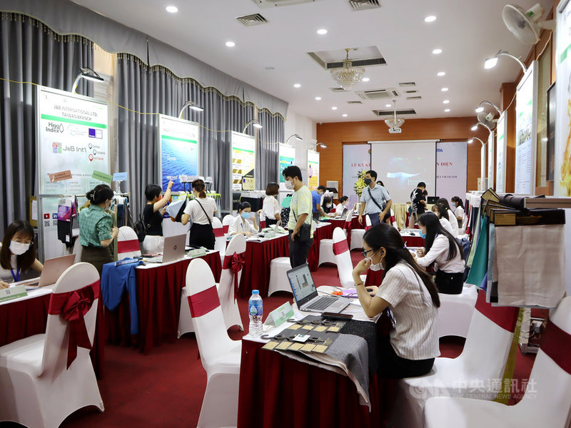 台灣流行機能紡織品越南展示會6至7日在河內市舉行,無法前來的台灣業者在線上和越南買主對接,並將布料與樣品衣提前寄至現場,以便買主鑑賞。中央社記者陳家倫河內攝 110年10月7日