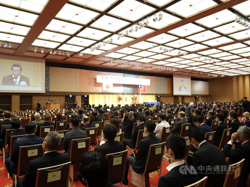 駐日代表處7日在東京大倉酒店最大宴會廳平安之間舉辦國慶慶祝活動。受到疫情影響,國慶活動去年停辦,今年規模縮小舉辦,貴賓約450人、國會議員約60人出席,約往年的1/3,但場面仍然熱絡。中央社記者楊明珠東京攝 110年10月7日