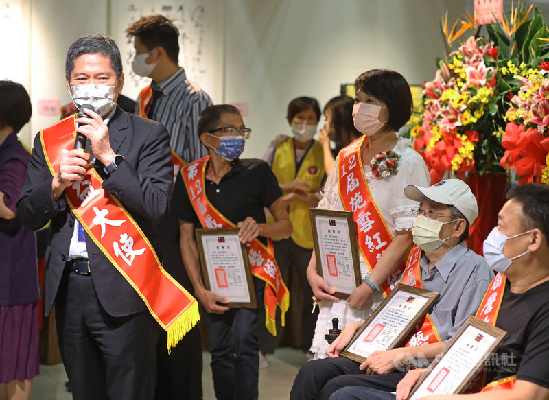 「工藝公益.點亮台灣」第12屆身障者與收容人藝術創作大展記者會7日在中正紀念堂3樓藝廊舉行,文化部長李永得(左)到場致詞鼓勵。中央社記者裴禛攝 110年10月7日