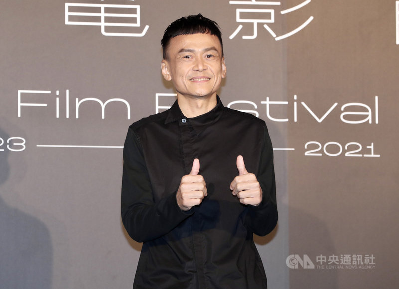 2021台北電影節7日在台北舉行閉幕記者會,閉幕片「詭扯」演員陳以文出席,開心比讚留影。中央社記者張皓安攝 110年10月7日