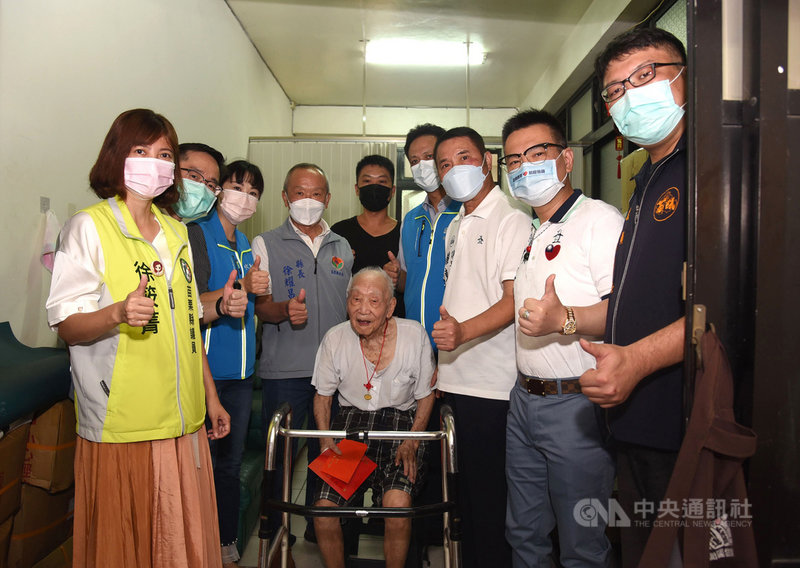 重陽節即將到來,苗栗縣政府啟動慰訪人瑞列車,縣長徐耀昌(立者左4)等人7日前往探視全縣最高齡、114歲長者張德山(中)。(苗栗縣政府提供)中央社記者管瑞平傳真 110年10月7日