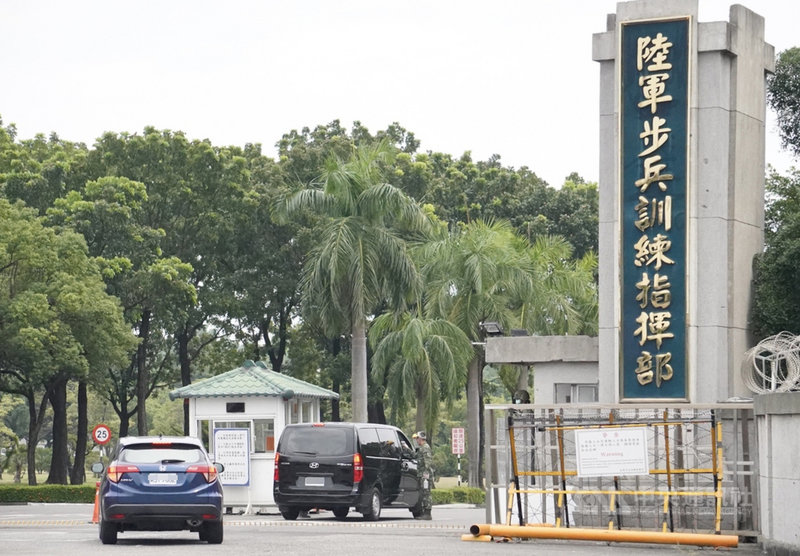 高雄鳳山陸軍步兵訓練指揮部7日上午發生爆炸意外,兩名訓員在打靶前進行射擊準備時,因不明原因爆炸受傷,一人頭皮外傷,一人右手食指撕裂傷,已送往國軍高雄總醫院治療,目前狀況穩定。圖為陸軍步兵訓練指揮部外觀。中央社記者董俊志攝 110年10月7日