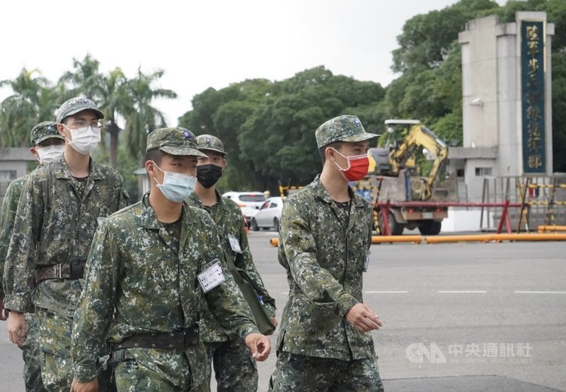 高雄鳳山陸軍步兵訓練指揮部7日上午發生爆炸意外,兩名訓員在打靶前進行射擊準備時,因不明原因爆炸受傷,一人頭皮外傷,一人右手食指撕裂傷,暫無生命危險。圖為陸軍步兵訓練指揮部外觀,非當事人。中央社記者董俊志攝 110年10月7日