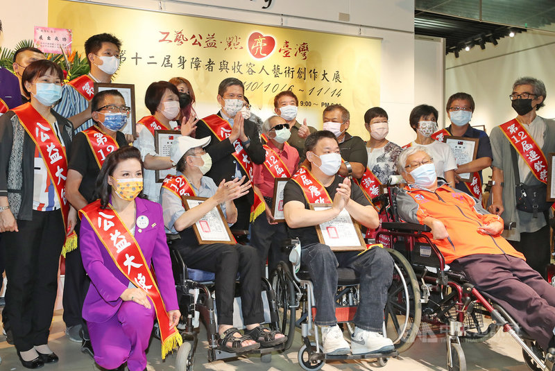 「工藝公益.點亮台灣」第12屆身障者與收容人藝術創作大展記者會7日在中正紀念堂3樓藝廊舉行,文化部長李永得(2排左4)出席頒獎,並與參展藝術家合影留念。中央社記者裴禛攝 110年10月7日