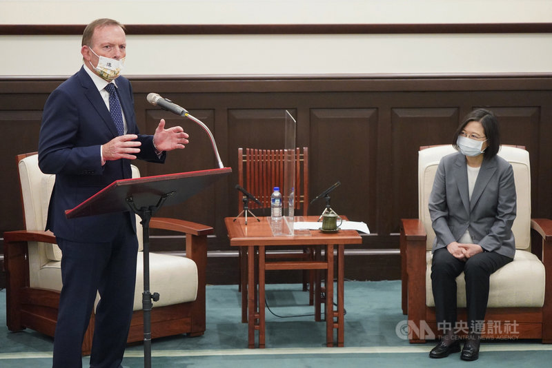 澳洲前總理艾波特(Tony Abbott)(左)多次公開力挺台灣,總統蔡英文(右)7日在總統府接見艾波特時表示,期待他這次來台在玉山論壇的演說。中央社記者徐肇昌攝 110年10月7日