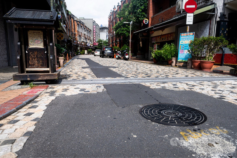 新北市鶯歌老街規劃改造路面,育英街、尖山埔路將改為瀝青鋪面,民進黨籍立委蘇巧慧服務處7日發布新聞稿表示,路面改善工程要兼顧安全與在地民眾情感,保留意象並美化周邊環境。(立委蘇巧慧服務處提供)中央社記者黃旭昇新北傳真 110年10月7日