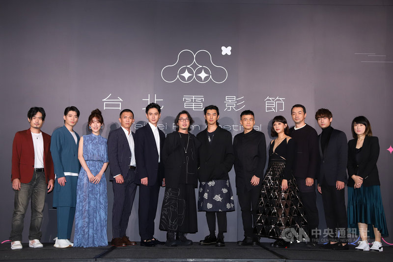 2021台北電影節閉幕記者會7日下午在台北舉行,入圍本屆台北電影獎5項大獎的閉幕片「詭扯」主創團隊全員到齊,接受聯訪。中央社實習記者蕭宇軒攝 110年10月7日