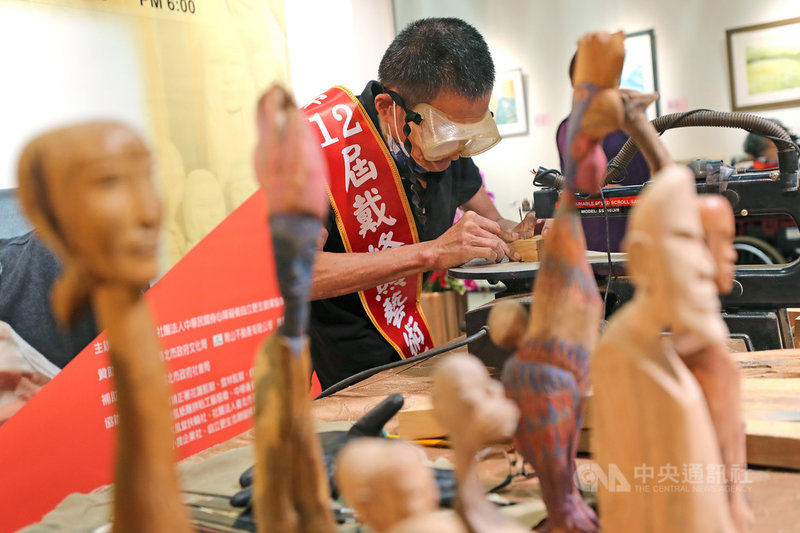 「工藝公益.點亮台灣」第12屆身障者與收容人藝術創作大展6日起展開,7日舉行開幕記者會,聽障木雕藝術創作者戴峰煦現場示範木雕工藝。中央社記者裴禛攝 110年10月7日