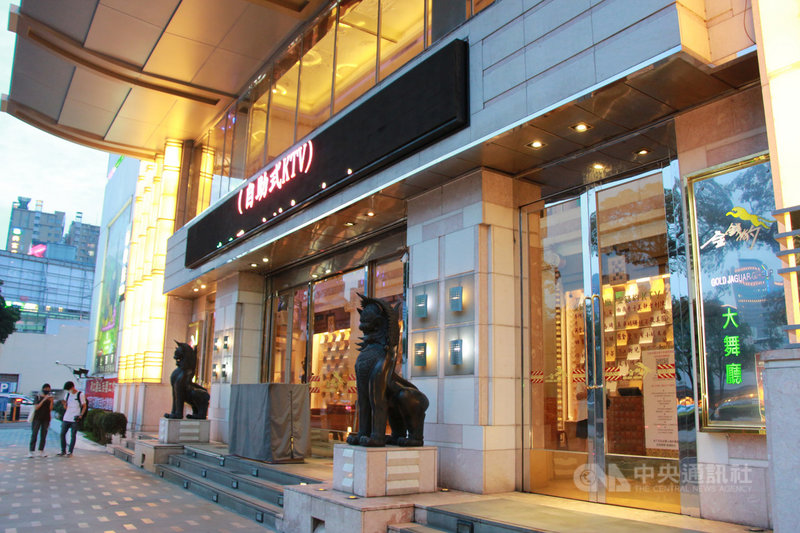 台中市知名酒店金錢豹部分樓層轉型經營KTV,7日為恢復營業首日,晚間6時陸續有消費者前往,工作人員依照標準作業,協助顧客執行實聯制、清潔消毒,也有民眾好奇到場詢問消費方式。中央社記者蘇木春攝 110年10月7日