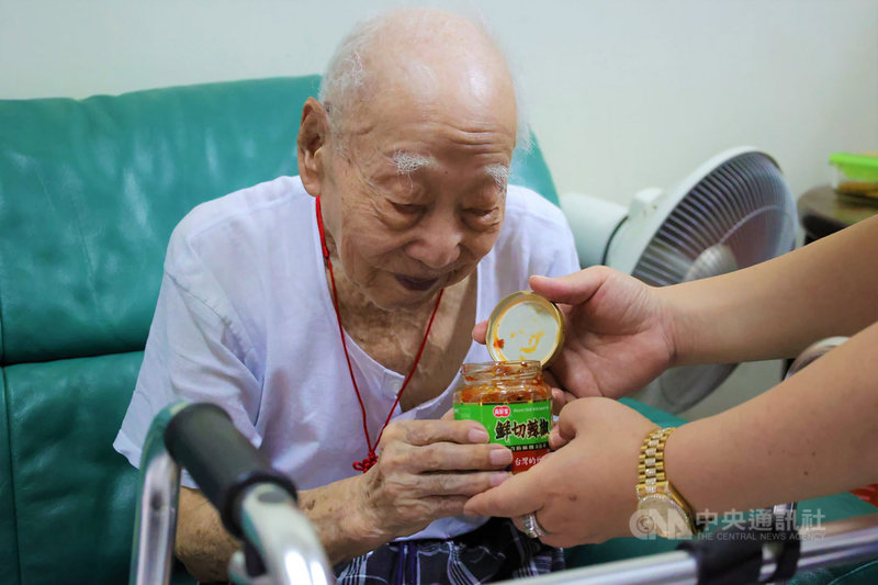 苗栗縣長徐耀昌7日慰訪全縣最高齡人瑞、114歲長者張德山(圖);家人透露,張德山除了睡前做甩手運動,平日飲食最愛吃辣,幾乎3餐都要吃生切辣椒,1罐約280公克生切辣椒,平均1週就能吃完,「不給吃不行,他會生氣」。(鍾東錦提供)中央社記者管瑞平傳真 110年10月7日