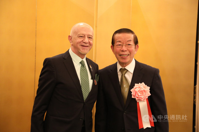 駐日代表處7日在東京舉辦國慶慶祝活動。駐日外國使節團團長、聖馬利諾駐日大使卡得羅(左)出席,與駐日代表謝長廷(右)合照。中央社記者楊明珠東京攝 110年10月7日