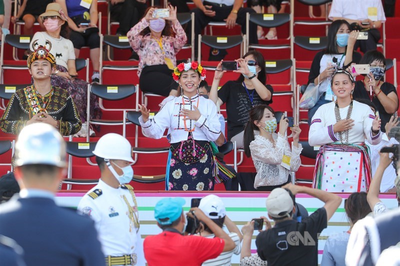110年國慶大會國慶禮讚將由原民合唱團體「ShenAi 原住民孩子」重新詮釋抗疫名曲「手牽手」,由台灣16族共60位原住民獻唱,參演人員穿上帶有各族特色的服飾,7日在府前廣場進行總預演。中央社記者王騰毅攝 110年10月7日