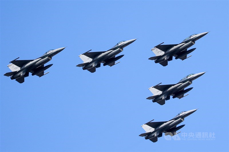 110年國慶大會總預演7日下午在總統府前展開,國軍戰機參與空中預演,F-16V戰機編隊飛行。中央社記者王騰毅攝 110年10月7日
