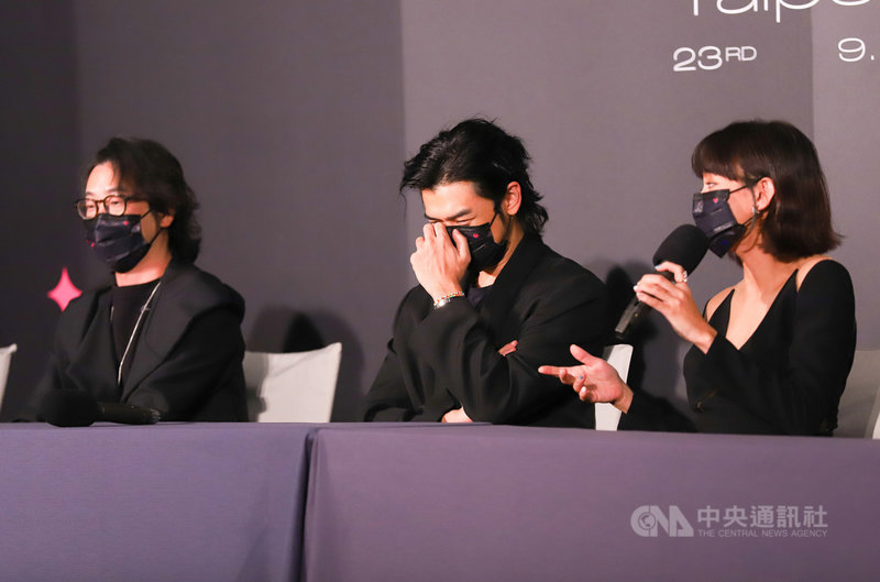 2021台北電影節閉幕記者會7日下午舉行,閉幕片「詭扯」演員陳意涵(右)出席分享拍攝趣事,笑稱電影開拍後,導演老公許富翔(左)對男主角陳柏霖(中)比對她還要好。中央社實習記者蕭宇軒攝 110年10月7日