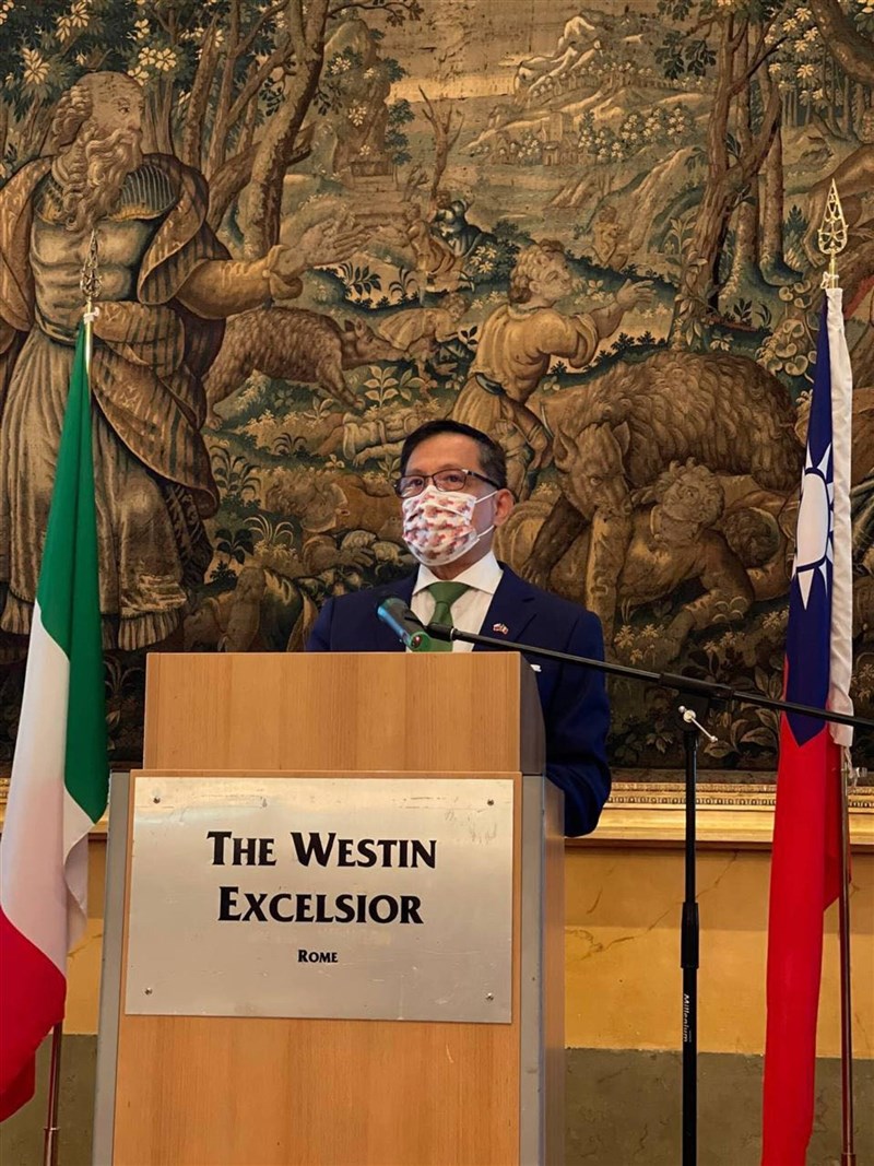 駐義代表李新穎致詞時,除細說台義近期各層面關係進展,也呼籲各界支持台灣參與國際組織。(駐義代表處提供)中央社記者黃雅詩羅馬傳真 110年10月7日