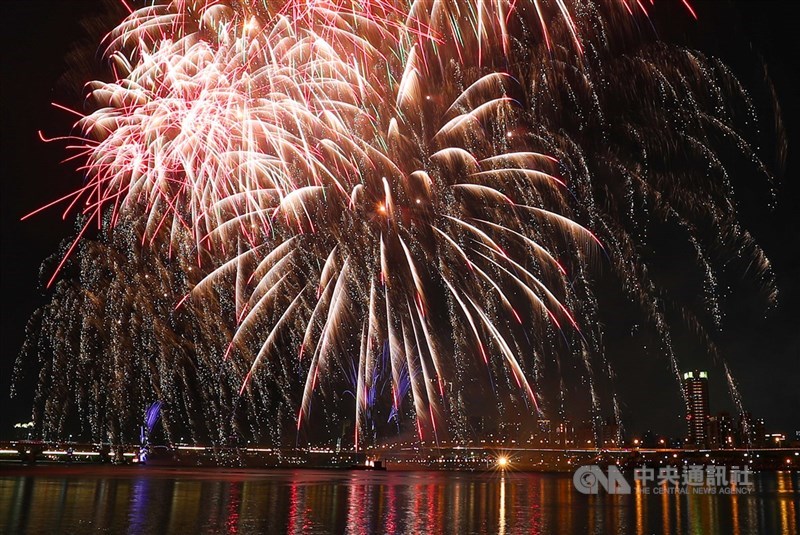 今年北市大稻埕煙火將在16日登場,限量開放3000名民眾入場觀賞。圖為「2020大稻埕情人節」煙火秀。(中央社檔案照片)