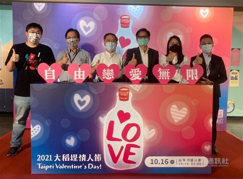 台北市副市長蔡炳坤(左3)4日宣布,往年皆在七夕舉辦的大稻埕煙火,今年將在16日登場,限量開放3000名民眾入場觀賞,歡迎民眾共襄盛舉。中央社記者陳昱婷攝 110年10月4日