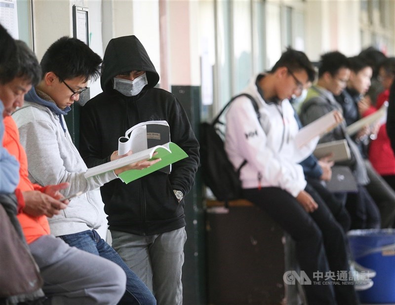 大學入學考試中心日前公布學測試辦考試評分原則,國語文綜合能力測驗非選題偶有錯字不扣分引發討論。(中央社檔案照片)