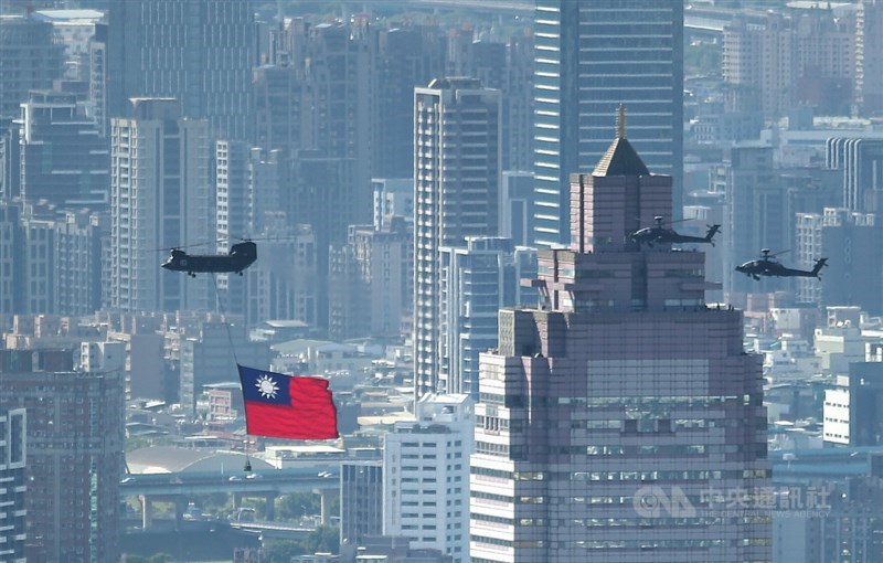 雙十國慶即將到來,110年國慶大會7日下午總預演,國軍及空勤總隊也再次進行空中全兵力預演,由CH-47運輸直升機吊掛史上最巨幅國旗通過台北市上空。中央社記者張新偉攝 110年10月7日