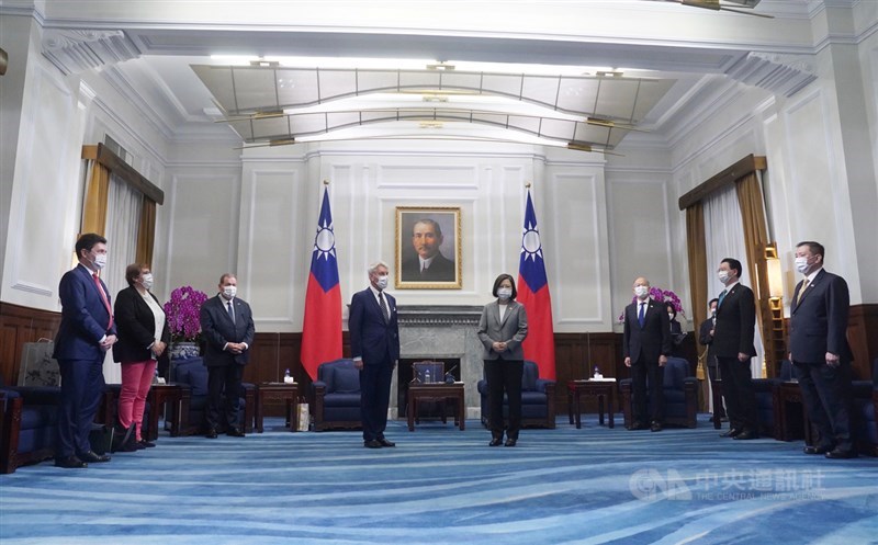 總統蔡英文(右4)7日在總統府接見法國參議院友台小組主席李察(Alain Richard)(左4)及訪團全體成員,感謝訪賓們透過這個意義非凡的訪問,給台灣最大的支持。中央社記者徐肇昌攝 110年10月7日