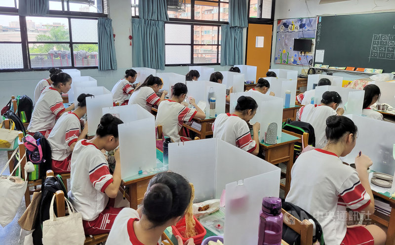 新北市教育局長張明文7日指出,防疫會議決定,為達安全無虞、防疫到位標準,教育局將先函請各校落實用餐防疫措施,第1階段優先開放可保持1.5公尺社交距離的學校免使用隔板,待確認各校用餐防疫措施落實情形,第2階段再決定漸進開放。(新北市教育局提供)中央社記者黃旭昇新北市傳真 110年10月7日