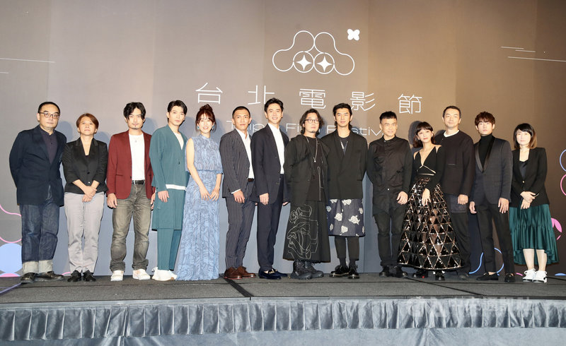 2021台北電影節閉幕片「詭扯」導演許富翔(右7)、監製丁長鈺(右)率演員洛可杉(左3起)、侯彥西、百白、黃尚禾、劉冠廷、林鶴軒(右2起)、邱彥翔、陳意涵、陳以文、陳柏霖等人7日齊聚一堂,出席北影記者會。中央社記者張皓安攝 110年10月7日