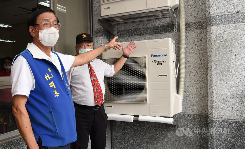 配合達成「班班有冷氣」政策,南投縣各國中、小學持續裝設冷氣,縣長林明溱(前)7日前往埔里國小視察工程進度。(南投縣政府提供)中央社記者蕭博陽南投縣傳真 110年10月7日