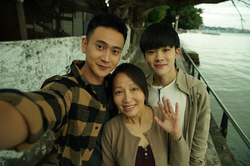 演員洪綺陽（中）曾在電視劇「火神的眼淚」中演出劉冠廷（左）的母親。（圖取自facebook.com/TearsonFire）