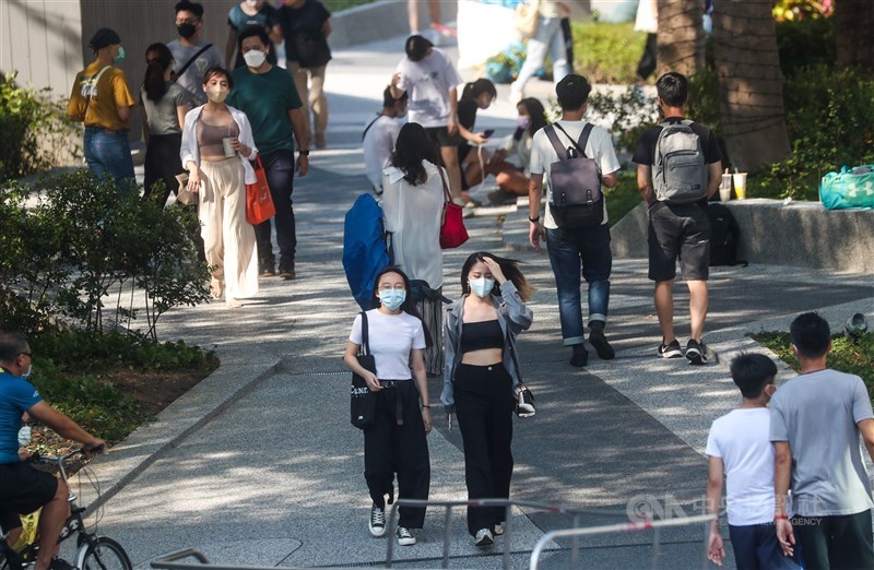 國內連續8天本土零確診,有醫師建議疫情警戒應降級。指揮中心指揮官陳時中表示,除了疫情,疫苗涵蓋率、戴口罩及社交距離的遵從度等,都是降級的考量重點。(中央社檔案照片)