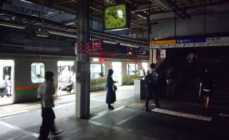 日本關東地區7日晚間發生規模6.1地震，最大震度5強，位於東京的品川站停電。（共同社）