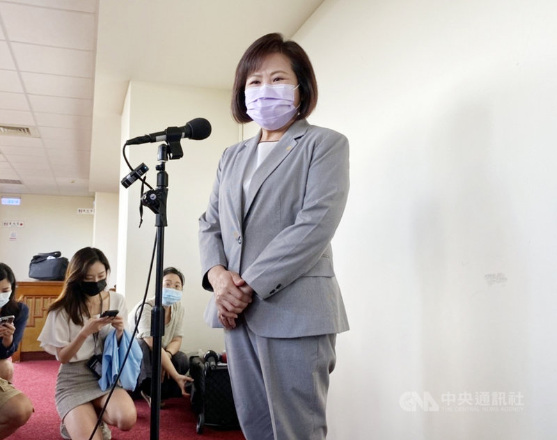 立法院衛環委員會7日邀請勞動部就基本工資審議、最低工資法修法方向等進行業務報告及備質詢,勞動部長許銘春會前接受媒體聯訪時表示,基本工資牽涉200萬名勞工生活,確定調幅後會儘速向大眾報告並研擬配套方案。中央社記者吳欣紜攝 110年10月7日