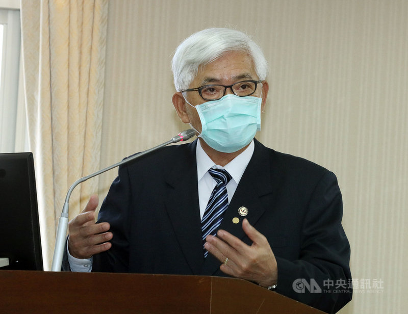 立法院內政委員會7日審查公投不在籍投票法草案,中選會主委李進勇(圖)在報告時指出,若相關法律經立院審議通過,並完成立法程序,中選會尚須研訂相關實施辦法、作業補充規定及配套措施等,尚未能於12月18日舉行的全國性公投適用。中央社記者郭日曉攝 110年10月7日