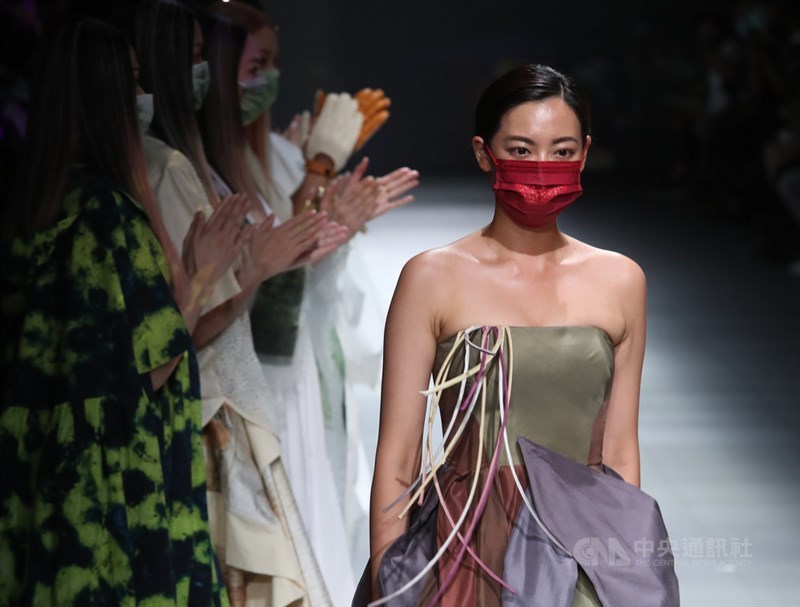 2021年台北時裝週SS22展開,7日晚間開幕秀採異地共演模式,由多組藝術家和設計師合作打造,呈現品牌時尚魅力。謝幕時,模特兒們戴上口罩登台,接受眾人掌聲喝采。中央社記者張新偉攝 110年10月7日