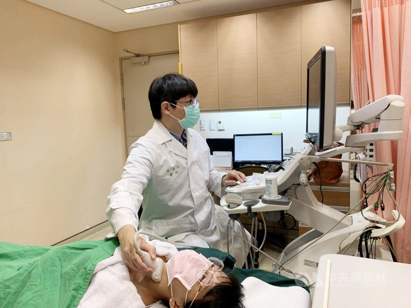 甲狀腺癌是年輕女性好發的癌症之一,台大醫院內科部主治醫師林志弘(後)以AI輔助系統,分析甲狀腺結節的良惡性。(林志弘提供)中央社記者江慧珺傳真 110年10月8日