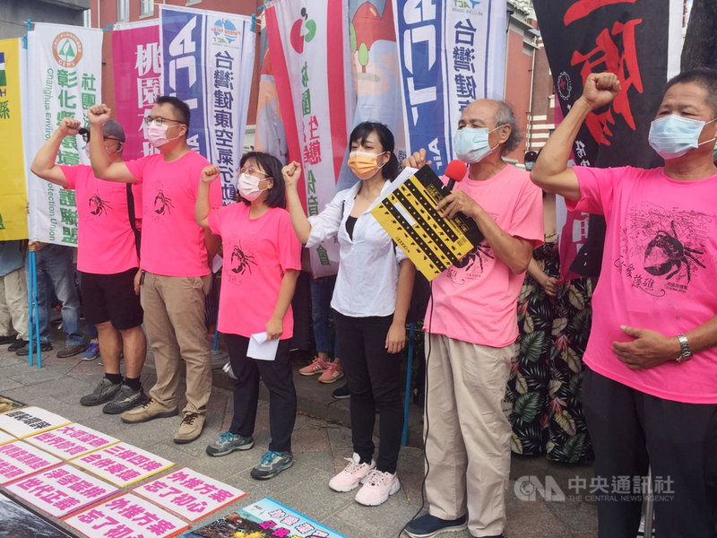 藻礁公投推動小組8日在總統府旁舉行「環評史上最黑暗的一天」3週年記者會,藻礁公投領銜人潘忠政(右2)指出,2018年通過的三接是國恥環評,「外推案」影響更大,呼籲全民12月18日投下一票,為下一代守護藻礁。中央社記者楊淑閔攝 110年10月8日