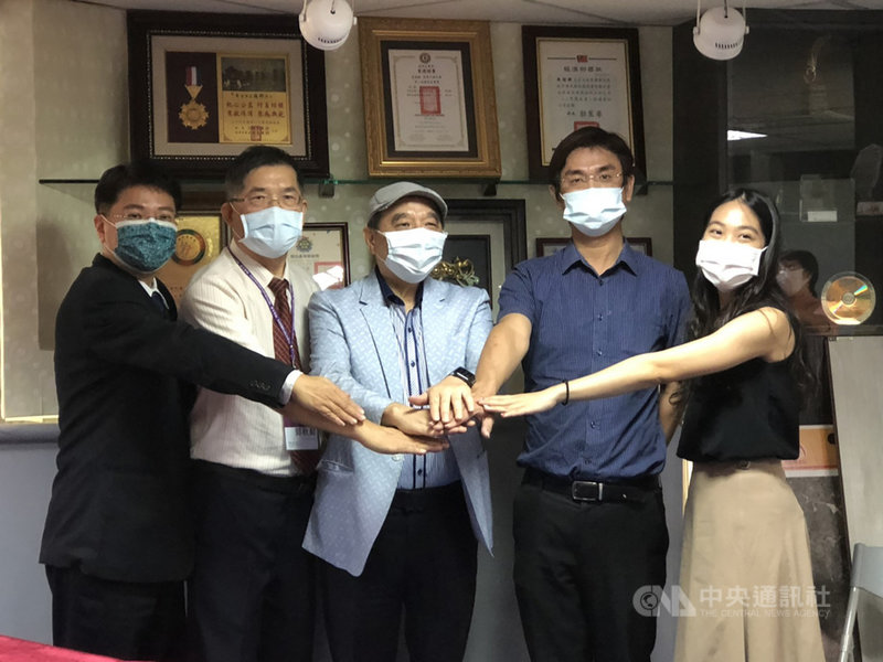 私立明道大學今年已3度遭人爆料,稱學校發不出薪水、違法經營、副校長賣假學歷等。校方8日舉行記者會駁斥相關內容,董事長李超群(中)表示,為保障教職員與學生,日前已對爆料人、報導媒體等提告,附帶民事賠償。中央社記者趙麗妍攝 110年10月8日