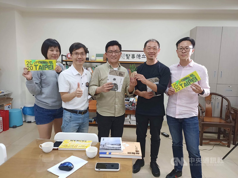 行政院政務顧問鄭宏輝（中）8日表示，由英國倫敦號召發起的Open House（打開房子）全球性建築活動，以公益為出發點，開放平常城市未開放的私人或公共空間，新竹市今年正式申請通過，12月即將「打開新竹」。（鄭宏輝提供）中央社記者郭宣彣傳真  110年10月8日
