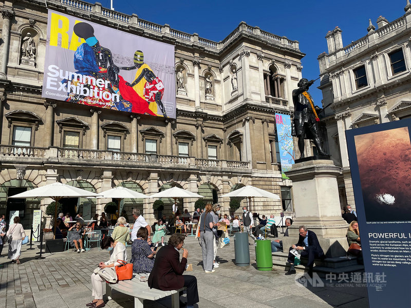 英格蘭地區7月下旬「大解封」,各營業場所及休閒育樂藝文場館人潮回流。不過,為防冬季醫療體系崩潰、再次封城,英國政府近日啟動史上規模最大流行感冒疫苗施打計畫,並鼓勵民眾施打第3劑COVID-19疫苗。中央社記者陳韻聿倫敦攝 110年10月8日