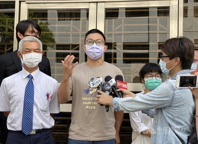 太陽花學運攻占行政院案,黑色島國青年陣線成員魏揚(前左2)等人涉煽惑他人犯罪遭起訴,一審無罪,二審改判有罪,經最高法院撤銷發回後,台灣高等法院更一審8日判決魏揚等人公訴不受理。中央社記者林長順攝 110年10月8日