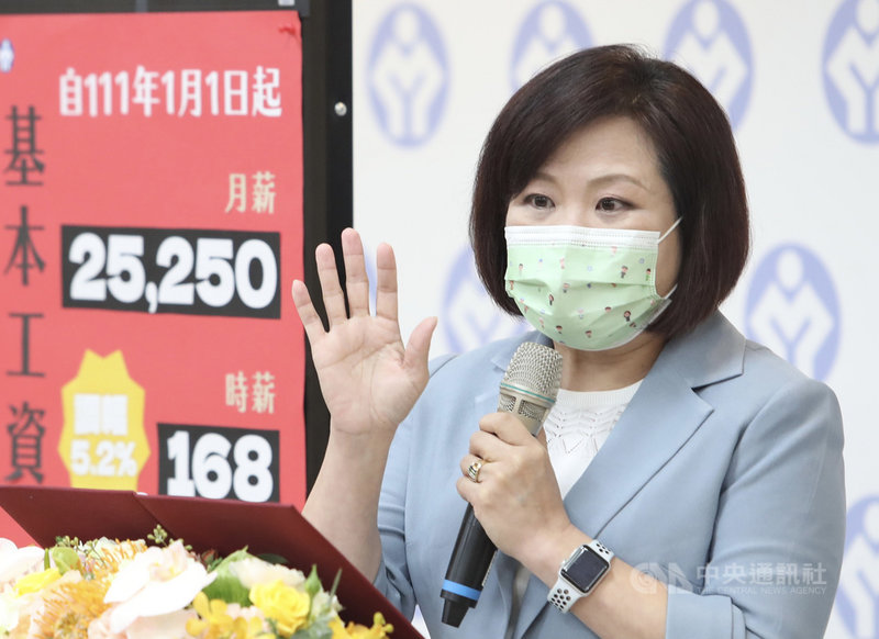 勞動部8日召開基本工資審議委員會,會中決議民國111年元旦起基本工資將調漲,勞動部長許銘春下午出面說明這次漲幅達5.21%,後續將提報行政院核定。中央社記者吳家昇攝 110年10月8日