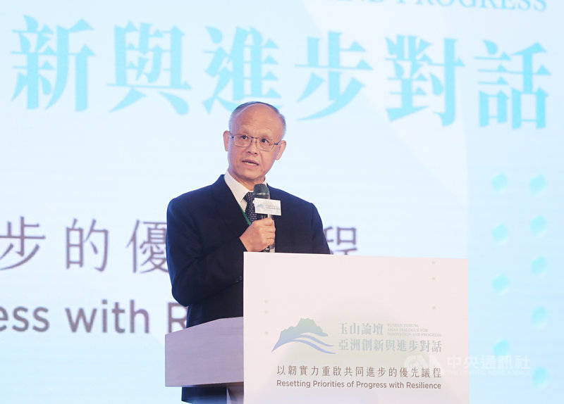 第5屆玉山論壇8日在台北舉行,行政院政務委員鄧振中(圖)發表新南向政策相關演說,面對疫後世界,他強調「更好的合作是必要」,未來台灣將持續在產業、公衛、教育等領域強化區域鏈結與合作。中央社記者裴禛攝 110年10月8日