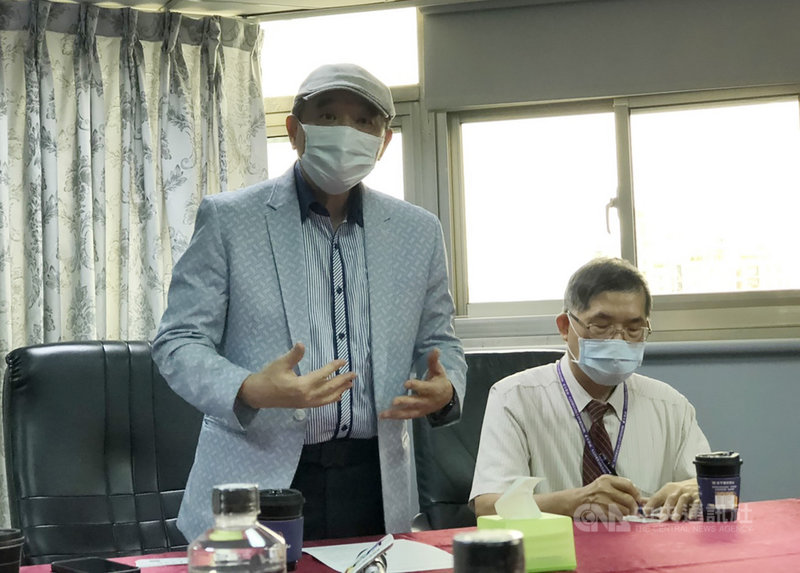 明道大學今年至今已3度遭爆料,董事長、康林國際集團總裁李超群(左)等人8日舉行記者會,說明遭不實訊息惡意抹黑,並已提告維護校譽。中央社記者趙麗妍攝 110年10月8日