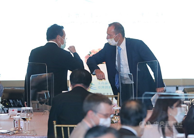 前澳洲總理艾波特(Tony Abbott)(後右)8日應邀在台北美福大飯店出席2021玉山論壇晚宴,席間與國安會秘書長顧立雄(後左)碰肘致意。中央社記者裴禛攝 110年10月8日