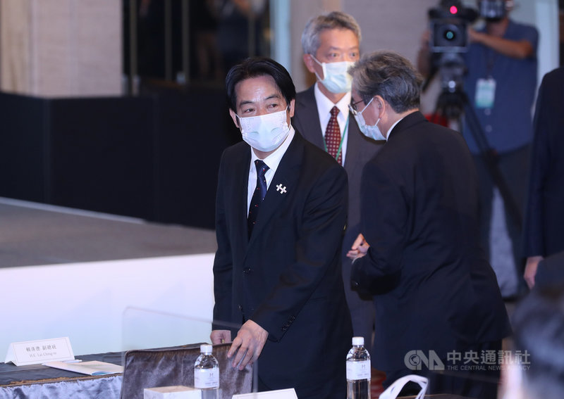 「2021玉山論壇:亞洲創新與進步對話」8日在台北舉行,副總統賴清德(前中)下午出席「亞洲前瞻圓桌對話:以韌實力重啟共同進步的優先議程」。中央社記者裴禛攝 110年10月8日